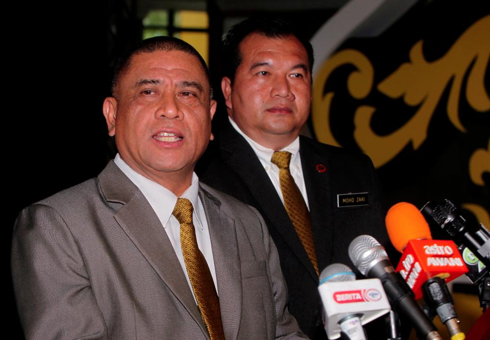Menteri Besar Perak Datuk Seri Saarani Mohamad (kiri) bercakap pada sidang media di Bangunan Perak Darul Ridzuan pada Okt 12 2022. - BERNAMA