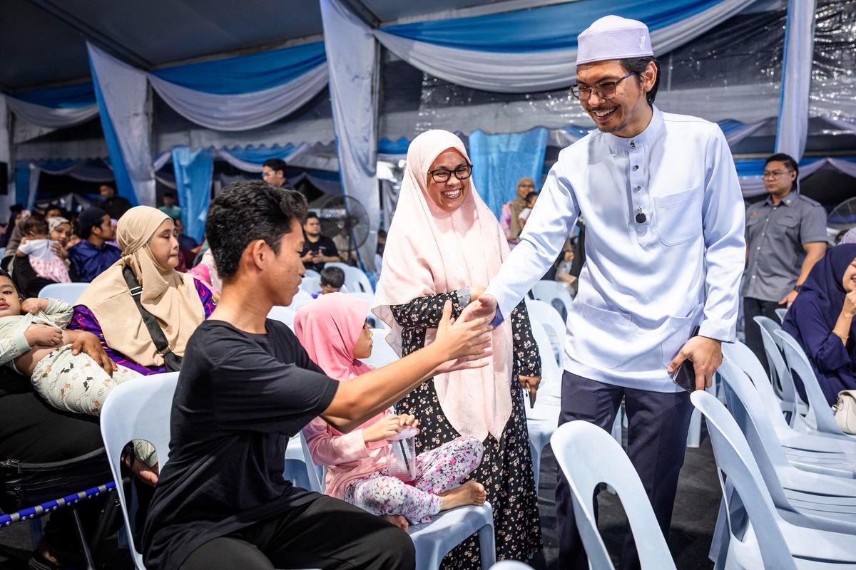 Setiausaha Politik kepada Menteri Kewangan, Muhammad Kamil Abdul Munim bersalaman bersama pengunjung ketika hadir pada Karnival Kesenian Islam dan Malam Mahabbah MADANI Parlimen Tambun di Perkarangan Masjid Jamek Al-Amin malam tadi. - BERNAMA