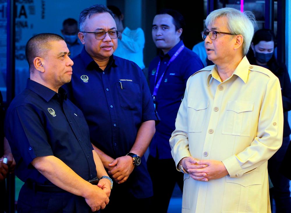 IPOH, 17 Jan -- Raja DiHilir Perak Raja Iskandar Dzulkarnain Sultan Idris Shah (kanan) berkenan berangkat pada Majlis Pecah Tanah Projek Perumahan Lahat Eco-City, hari ini.