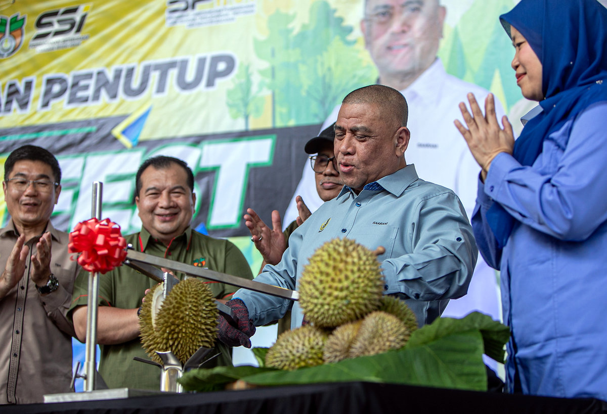 Menteri Besar Perak Datuk Seri Saarani Mohamad (empat, kiri) pada gimik Penutup Durian Fest Peringkat Negeri Perak 2025 di Dataran Selama hari ini. - BERNAMA