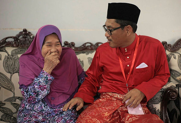 Photo courtesy of Perak Mentri Besar Datuk Seri Ahmad Faizal Azumu, shows him with his mother, Datin Zaliha Nordin, 79. — Bernama