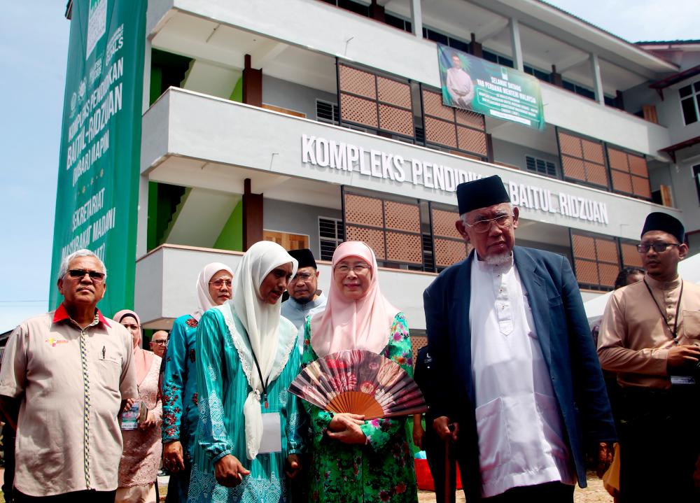 IPOH, 29 Jan -- Prime Minister’s wife Datuk Seri Dr Wan Azizah Wan Ismail (third, right) attended the opening ceremony of the Baitul Ridzuan Education Complex (KOBAR) and the launch of the Tambun Civil Society Secretariat (SMAT) organized by the Consultative Council of Islamic Organizations of Malaysia (MAPIM) in Jalan Raja, Kampung Manjoi today. BERNAMAPIX