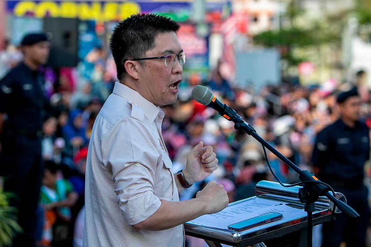 Timbalan Menteri Pendidikan Wong Kah Woh berucap pada sambutan Hari Kebangsaan dan Hari Malaysia (HKHM) Peringkat Daerah Larut Matang dan Selama 2025 di Dataran Warisan Taiping di sini hari ini - fotoBERNAMA