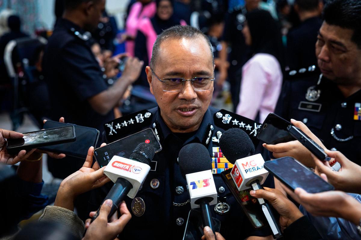 Ketua Polis Perak Datuk Noor Hisam Nordin bercakap kepada media pada Program Derma Darah sempena Hari Polis di Mes Pegawai Kanan Polis hari ini - BERNAMA