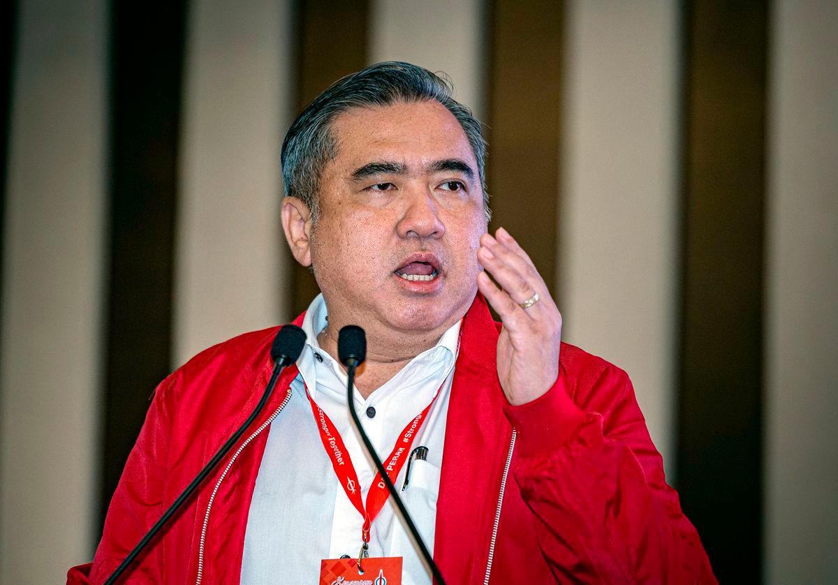 Setiausaha Agung DAP yang juga Menteri Pengangkutan, Anthony Loke bersalaman bersama para perwakilan yang hadir pada Konvensyen Tahunan DAP Negeri Perak 2025 di Hotel Kinta Waterfront hari ini-fotoBERNAMA