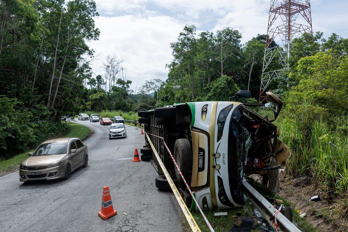 Keadaan semasa di kawasan kejadian kemalangan maut melibatkan sekurang-kurangnya 15 pelajar Universiti Pendidikan Sultan Idris (UPSI) di Jalan Raya Timur-Barat (JRTB) Banun, Gerik, awal pagi tadi, pada tinjauan Bernama di sini hari ini-otoBERNAMA