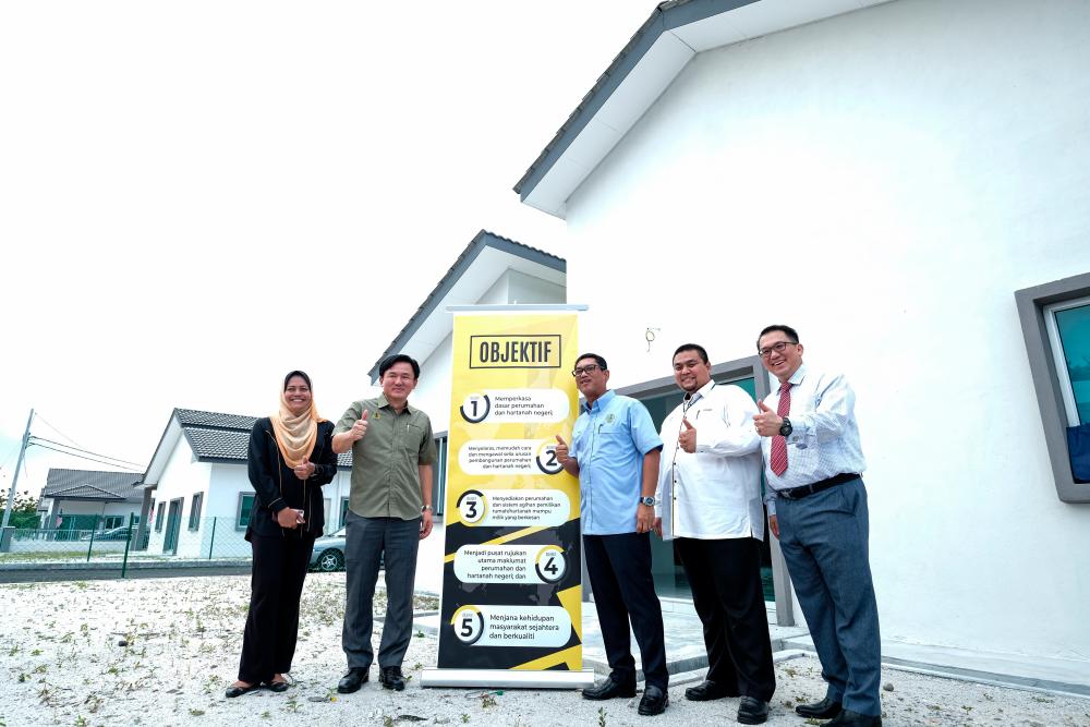 Perak Mentri Besar Datuk Seri Ahmad Faizal Azumu (3rd from R) participates in the handing over of key houses to 54 owners of the phase one ‘Rumah Perakku’ project and the launch of phase two in Taman Tualang Sekah. - Bernama