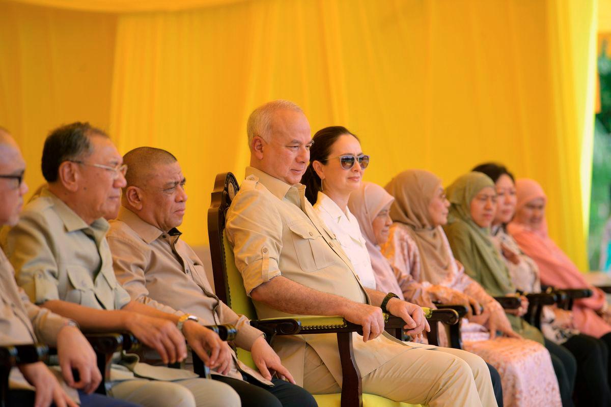 Perak Ruler Sultan Nazrin Shah and Perak Queen Tuanku Zara Salim watch a performance by Vat 69 commandos during the inauguration of the Sultan Muzzaffar Shah Bridge at Dataran Manong here today. – BERNAMA