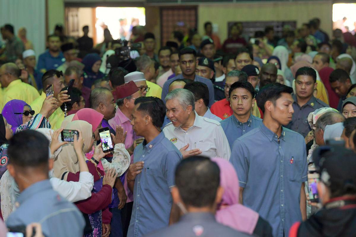Deputy Prime Minister Datuk Seri Dr Ahmad Zahid Hamidi, who is also the Rural and Regional Development Minister, greeting members of the public during the launch of the Perak State KEMAS Santunan Desa Programme with JPKK and the KEMAS Community at Dewan Besar Bandar Baru Felcra Seberang Perak here today. - BERNAMA