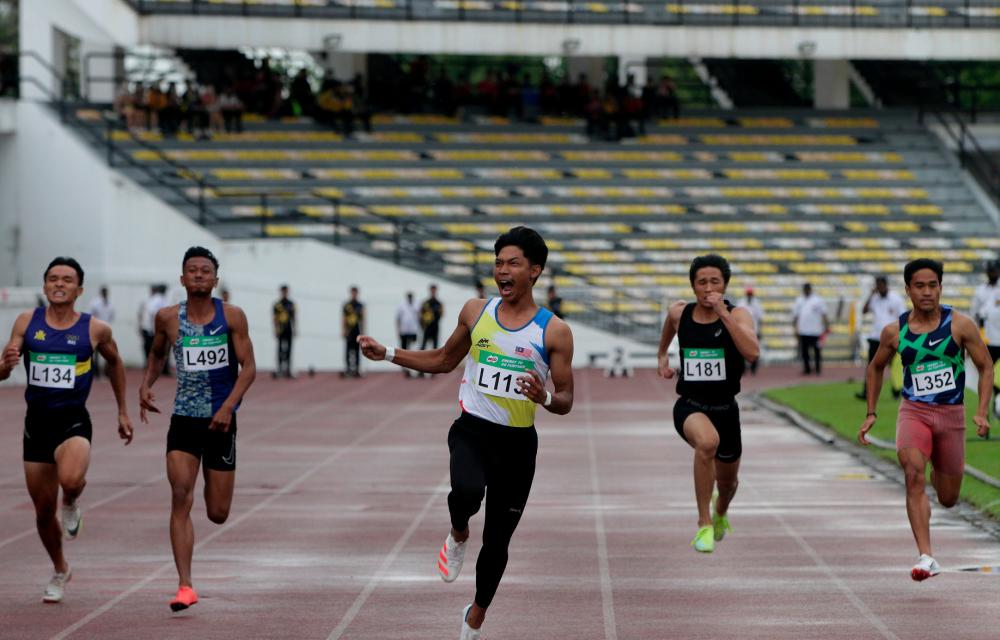 IPOH, June 18 - National young sprinter Muhammad Azeem Mohd Fahmi (center) celebrates his victory after winning the men’s 100 meters and breaking the championship record by recording a time of 10.28 seconds at the Perak Open 2022 Athletics Championship at the Perak Stadium Ipoh. BERNAMAPIX