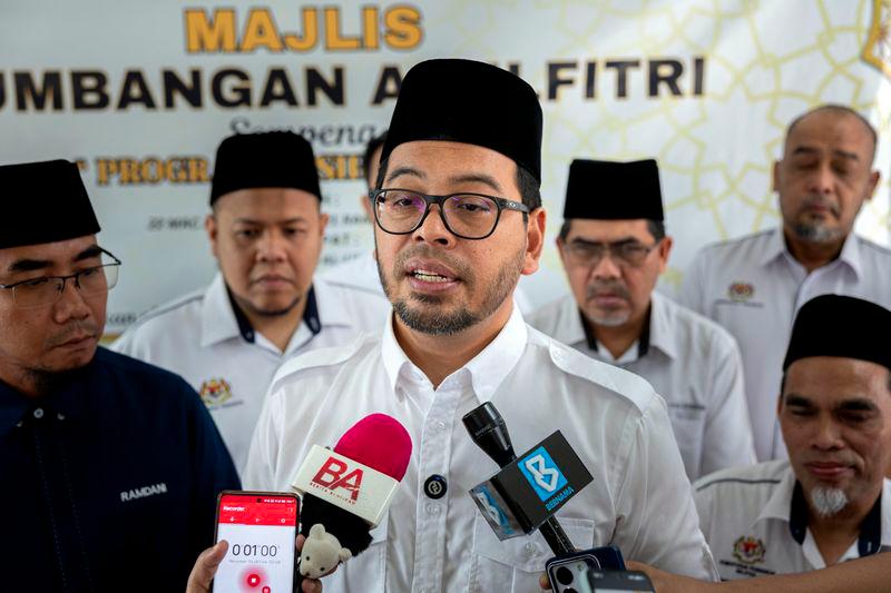 Timbalan Menteri di Jabatan Perdana Menteri (Hal Ehwal Agama) Dr Zulkifli Hasan bercakap kepada media selepas menghadiri Program Ihsan MADANI di Sekolah Agama Bantuan Kerajaan Maahad Al-Ummah hari ini. - fotoBERNAMA