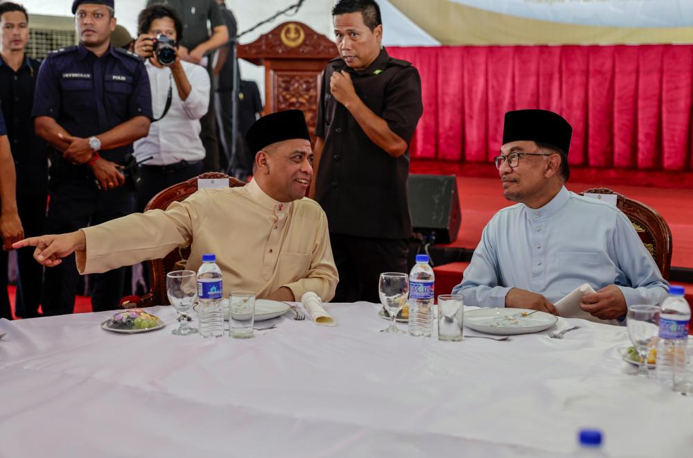 Perdana Menteri Datuk Seri Anwar Ibrahim (kanan) dan Menteri Besar Perak Datuk Seri Saarani Mohamad ketika menghadiri majlis Kenduri Rakyat di Masjid Muhammad Al-Fateh, Taman Jati pada Dis 2 2022 - BERNAMA