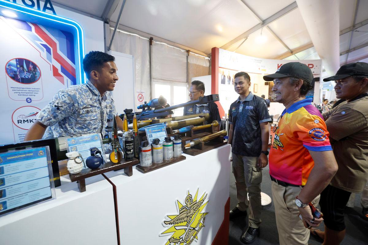 Pengunjung berkesempatan melihat pelbagai jenis persenjataan yang dipamerkan di reruai Kementerian Pertahanan sempena Program MADANI Rakyat (PMR) 2025 Perak di Lumut Waterfront, hari ini. BERNAMA