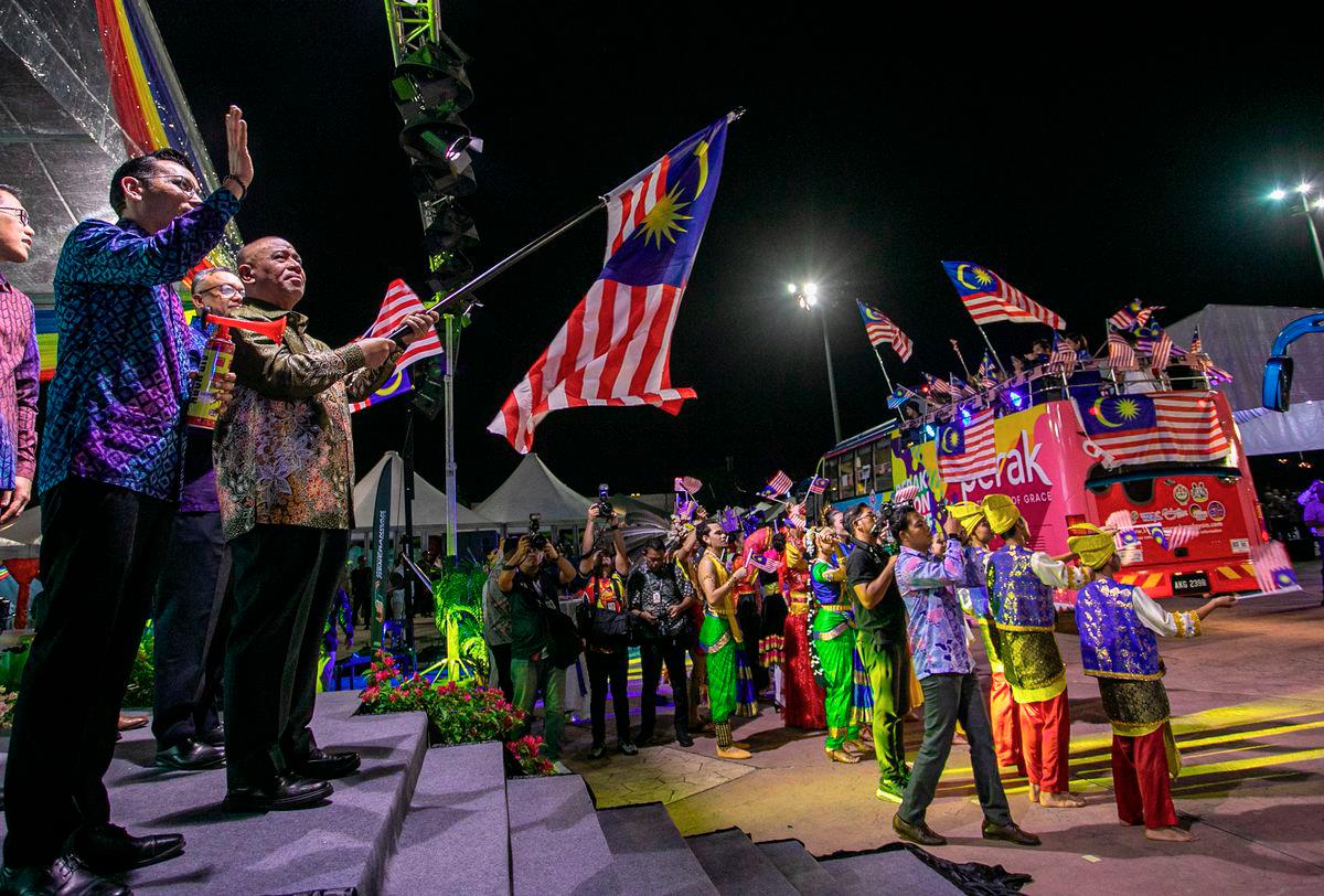 Menteri Besar Perak Datuk Seri Saarani Mohamad (dua,kiri) ketika sesi Pelepasan Konvoi &amp; Night Walk pada Majlis Peluncuran Bulan Kebangsaan dan Kibar Jalur Gemilang Peringkat Negeri Perak Darul Ridzuan Tahun 2025 di Bulatan Sultan Azlan Shah hari ini.Turut hadir, Pengerusi Jawatankuasa Komunikasi, Multimedia dan NGO negeri Mohd Azlan Helmi (kiri). - Bernama