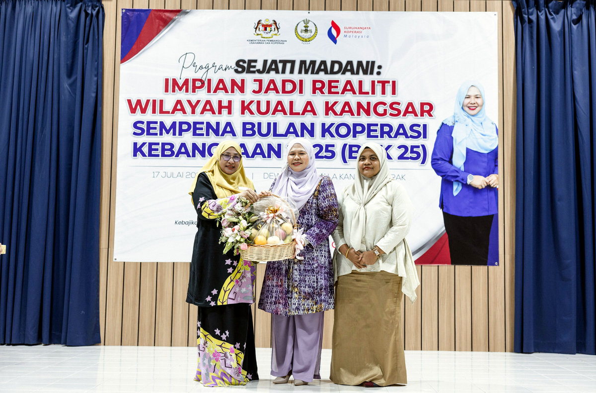 Perak State Executive Councillor for Women’s Development, Family, Social Welfare, Entrepreneur Development and Cooperatives, Datuk Salbiah Mohamed (centre), receives a souvenir from the Director of the Perak branch of the Malaysian Cooperative Commission, Zuhaini Romli (left), at the Sejati Madani Programme: Turning Dreams into Reality for the Kuala Kangsar Region in conjunction with the 2025 National Cooperative Month at the Perak State Department of Irrigation and Drainage Hall today. – BERNAMA