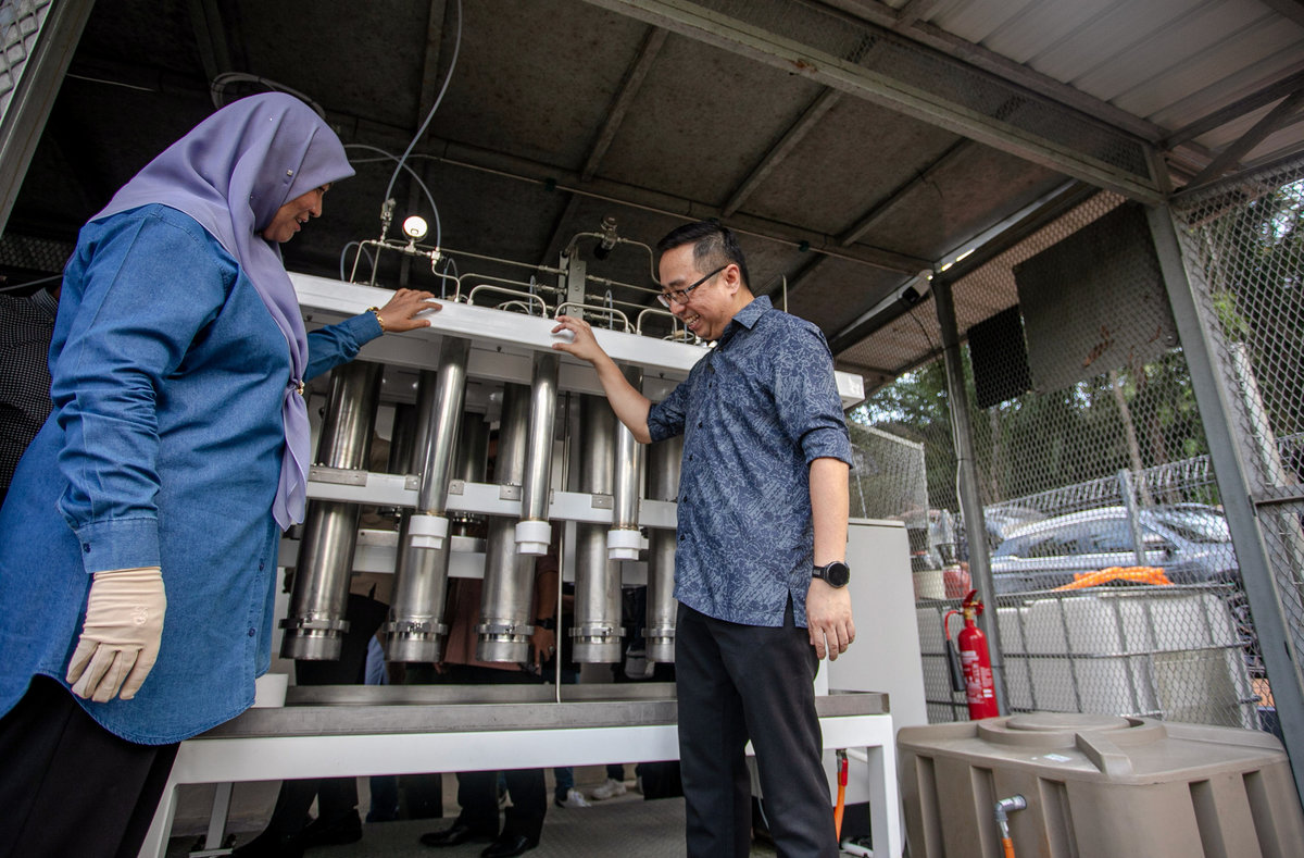 Menteri Sains, Teknologi dan Inovasi Chang Lih Kang (kanan) menghadiri Majlis Pelancaran Elektrifikasi Lestari Melalui Reaktor Hidrogen Pepejal (HyPEReactor) di Tapak Projek HyPEReactor Gereja Pos Tibang di sini hari ini.Turut sama Ahli Dewan Undangan Negeri (ADUN) Behrang Salina Samsudin (kiri). - BERNAMA
