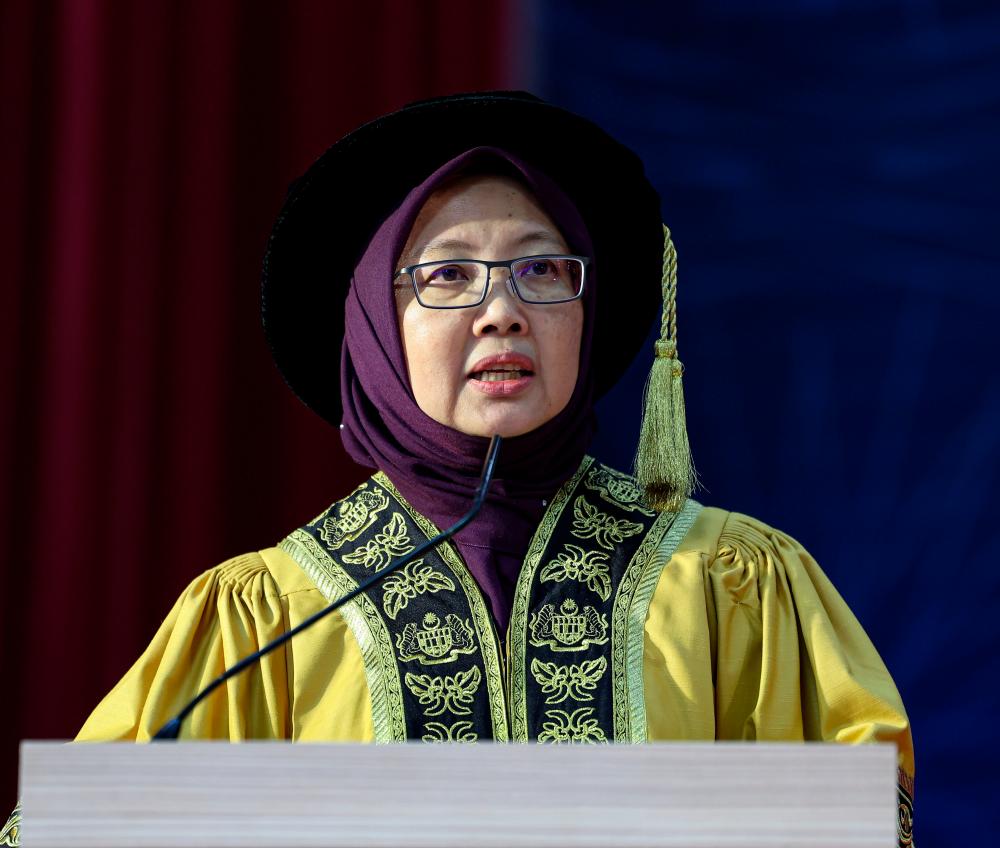 IPOH, 21 Oct -- Health Minister Dr Zaliha Mustafa spoke at the First Convocation Ceremony of the Training Institute of the Ministry of Health Malaysia (ILKKM) Peninsular Zone at ILKKM Sultan Azlan Shah today. BERNAMAPIX