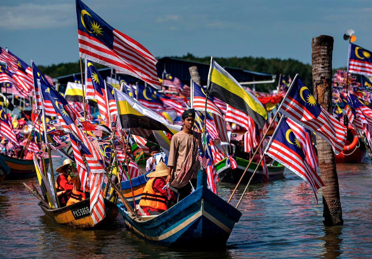 Participants cruised along the waters of Sungai Kerang during the 2025 Bukit Gantang Parliamentary Float Parade and Decoration Competition in conjunction with Malaysia Day celebrations on the river today. – BERNAMA