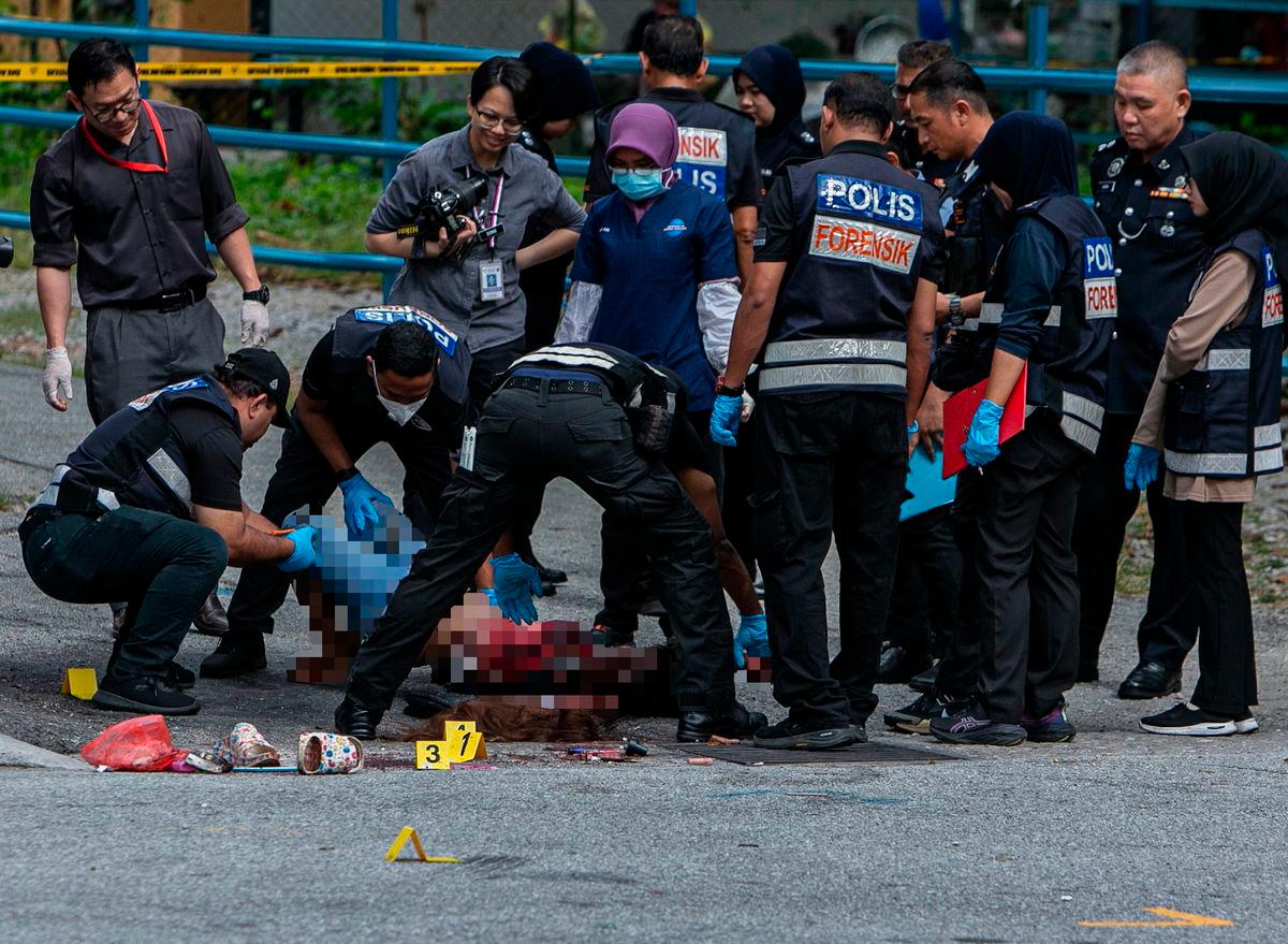 Anggota polis forensik menjalankan kerja-kerja siasatan di lokasi penemuan mayat seorang lelaki di sebuah lorong berhampiran Jalan Horley hari ini. Ketua Polis Daerah Ipoh ACP Abang Zainal Abidin Abang Ahmad berkata pihaknya telah mengenal pasti pemilik dan pemandu sebuah lori bonded atau tertutup yang terbabit dengan kes itu -FotoBERNAMA