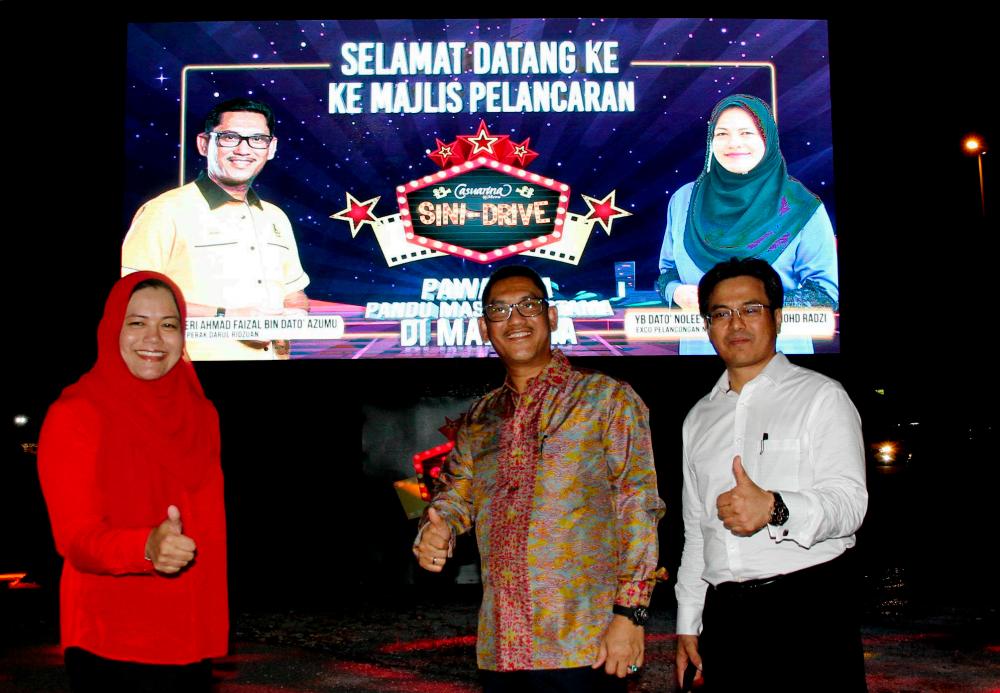 Perak Mentri Besar Datuk Seri Ahmad Faizal Azumu (C) at the launching of Casuarina Sini-Drive which was also attended by state Housing, Local Government and Tourism Committee chairman Datuk Nolee Ashilin Mohammed Radzi (L) and PCB chief executive officer Zainal Iskandar Ismail. — Bernama