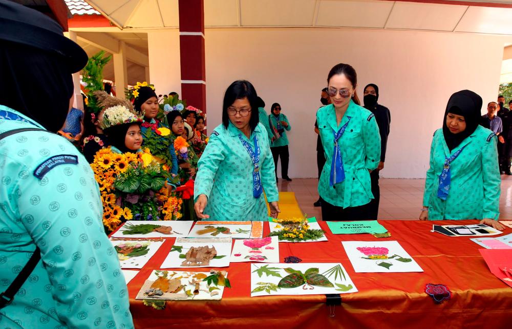 SUNGAI SIPUT, March 18 -- Her Majesty the Queen of Perak Tuanku Zara Salim (centre) visited the exhibition gallery at the Malaysia Greening Program of the 100 Million Tree Planting Campaign in conjunction with the 101st Anniversary of Pandu Puteri Perak at the Forestry Training Center today. BERNAMAPIX