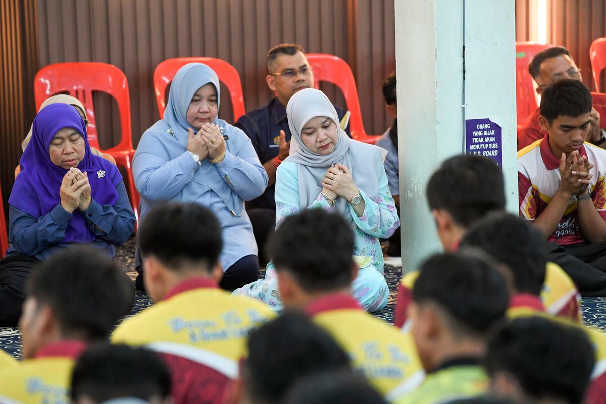 Menteri Pendidikan Fadhlina Sidek ,mengaminkan doa pada Majlis Bacaan Yasin dan Tahlil untuk Muhammad Fauzan Mohd Sulaiman, 16, di Surau Al-Hamdaniah, Sekolah Tuanku Abdul Rahman di sini hari ini. - BERNAMA