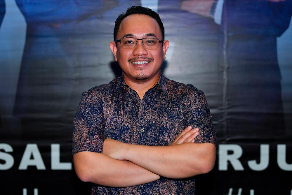 Amir Khusyairi Mohamad Tanusi, who will be contesting on an Independent ticket, was made in a ceremony last night which was also attended by Dr Mahathir. — Bernama