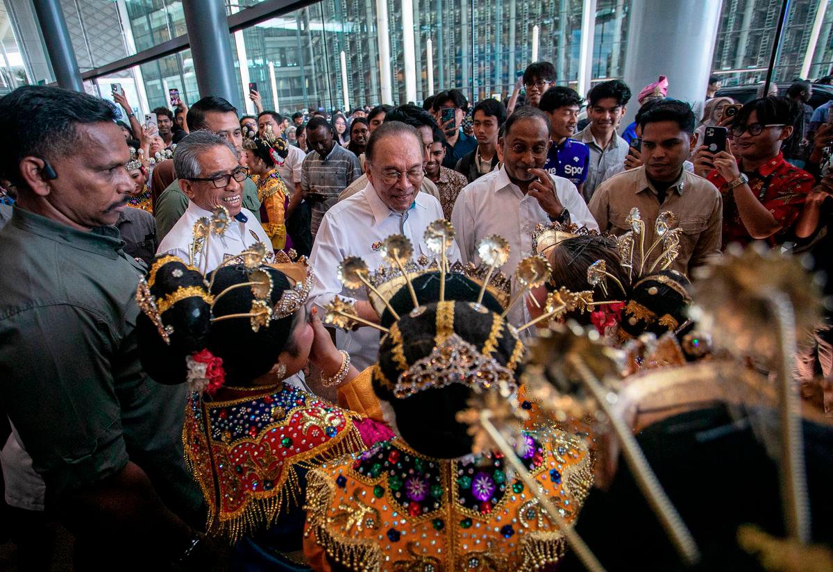 Perdana Menteri Datuk Seri Anwar Ibrahim ketika hadir pada Program Temu Anwar Bersama Pelajar Universiti Teknologi PETRONAS (UTP) hari ini.Turut hadir Menteri Pengajian Tinggi Datuk Seri Dr Zambry Abd Kadir dan Ketua Setiausaha Negara Tan Sri Shamsul Azri Abu Bakar. - BERNAMA