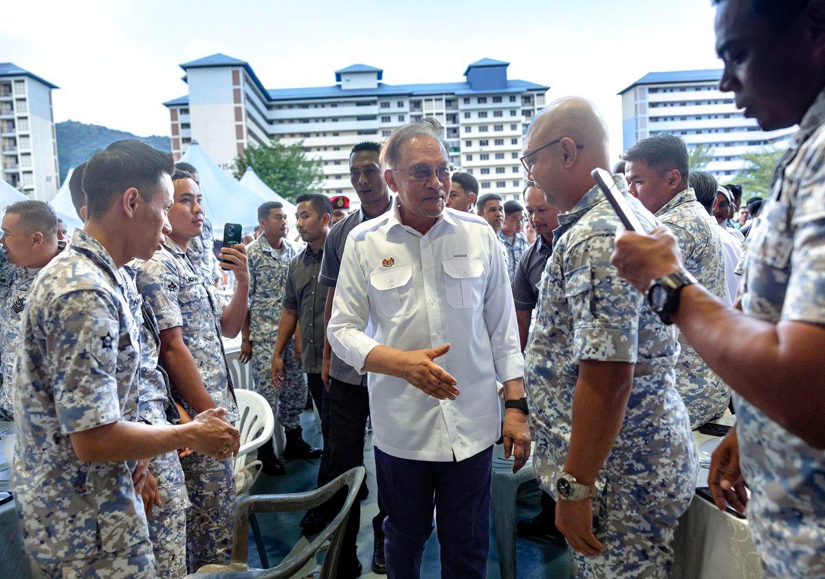 Perdana Menteri Datuk Seri Anwar Ibrahim beramah mesra bersama warga Tentera Laut Diraja Malaysia (TLDM) ketika hadir pada Kenduri Rakyat bersama warga TLDM di Pangkalan TLDM Lumut hari ini. fotoBERNAMA