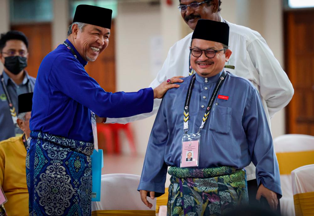 BAGAN DATUK, 5 Nov -- Pengerusi Barisan Nasional (BN) yang juga calon BN bagi Parlimen P075 Bagan Datuk Datuk Seri Dr Ahmad Zahid Hamidi beramah mesra bersama pencabarnya dari Pakatan Harapan (PH) Datuk Seri Shamsul Iskandar Mohd Akin (kanan) pada hari penamaan calon Pilihan Raya Umum ke-15 (PRU15) di Dewan Gemilang Sekolah Menengah Sains Bagan Datoh hari ini. fotoBERNAMA