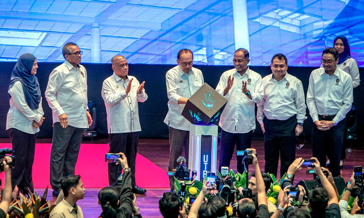 Perdana Menteri Datuk Seri Anwar Ibrahim (empat, kiri) menyempurnakan sesi Peluncuran Panel Solar Bumbung Tunggal Terbesar di Malaysia pada Program Temu Anwar Bersama Pelajar Universiti Teknologi PETRONAS (UTP) hari ini. Turut hadir Menteri Besar Perak Datuk Seri Saarani Mohamad (tiga, kiri), Menteri Pengajian Tinggi Datuk Seri Dr Zambry Abd Kadir (lima, kiri) dan Ketua Setiausaha Negara Tan Sri Shamsul Azri Abu Bakar (dua, kiri). - BERNAMA