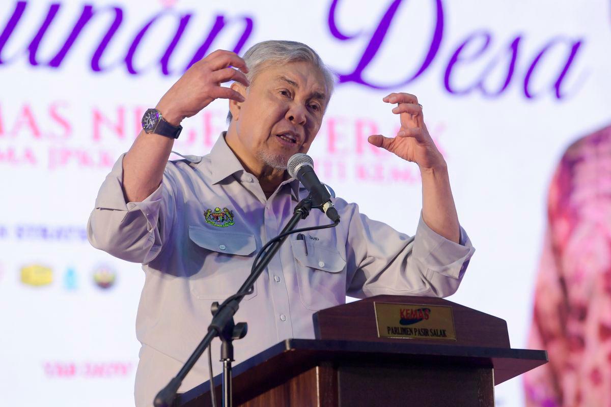 Deputy Prime Minister Datuk Seri Dr Ahmad Zahid Hamidi, who is also the Minister of Rural and Regional Development, delivering his speech when officiating the Perak State KEMAS Village Outreach Programme with JPKK and the KEMAS community at the Dewan Besar Bandar Baru Felcra Seberang Perak here today. - BERNAMA