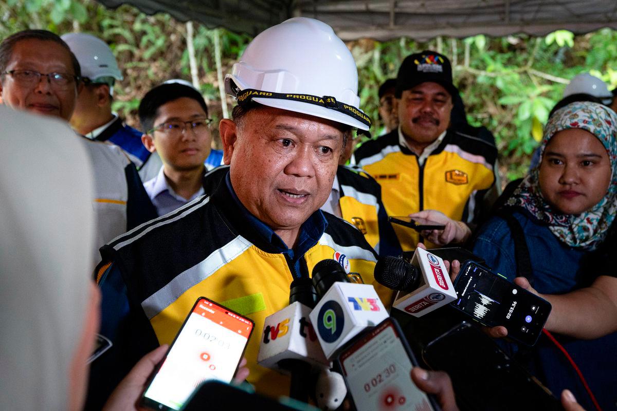 Works Minister Datuk Seri Alexander Nanta Linggi - Bernamapix