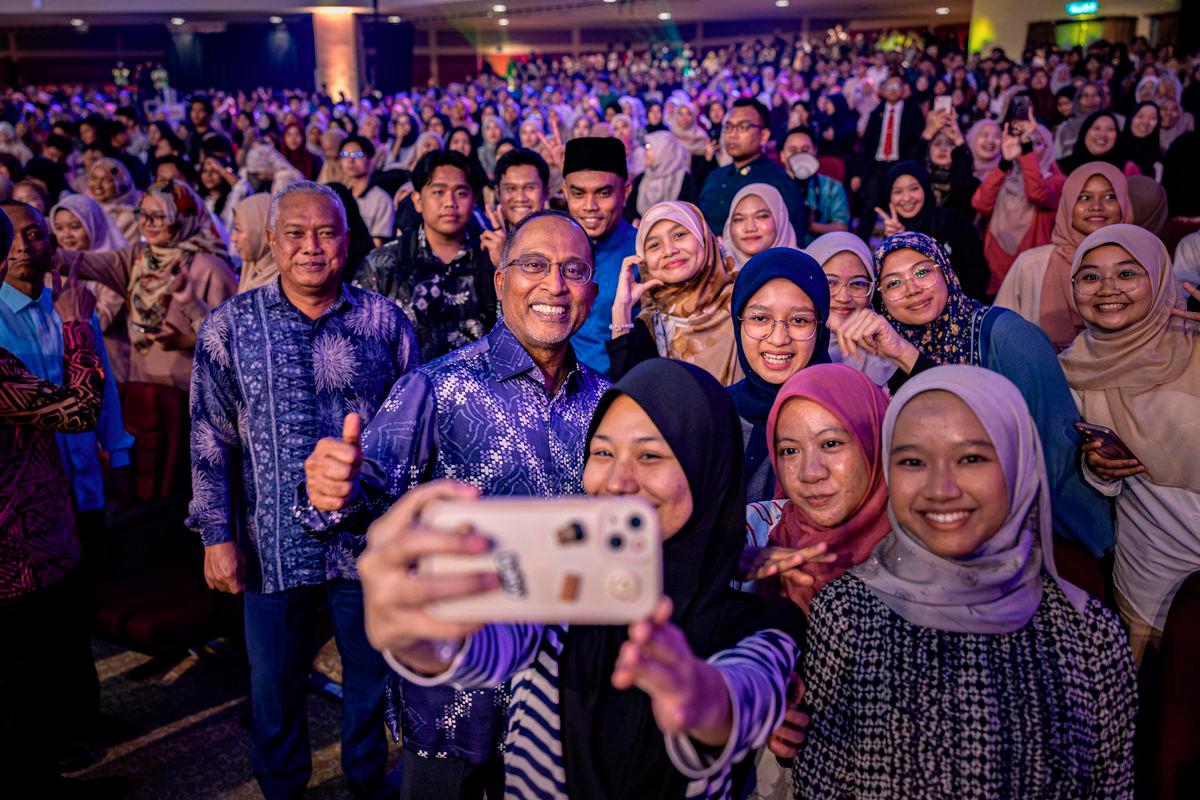 Menteri Pendidikan Tinggi Datuk Seri Dr Zambry Abdul Kadir beramah mesra bersama para pelajar ketika hadir merasmikan Global Educator Award (GEA) 2025 di Universiti Pendidikan Sultan Idris (UPSI) semala. - BERNAMA