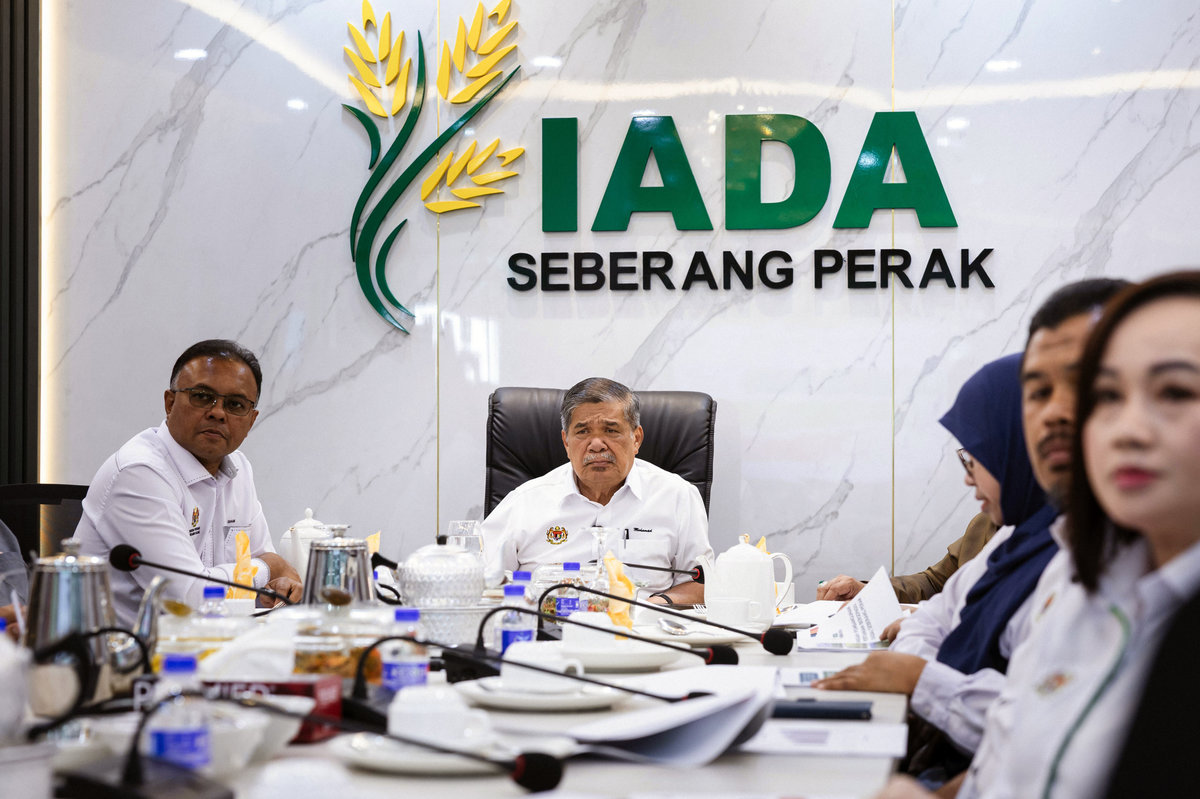 The Minister of Agriculture and Food Security, Datuk Seri Mohamad Sabu, attended a briefing during the official opening of the new building for the Seberang Perak Integrated Agricultural Development Project (IADA) Complex today. - BERNAMA