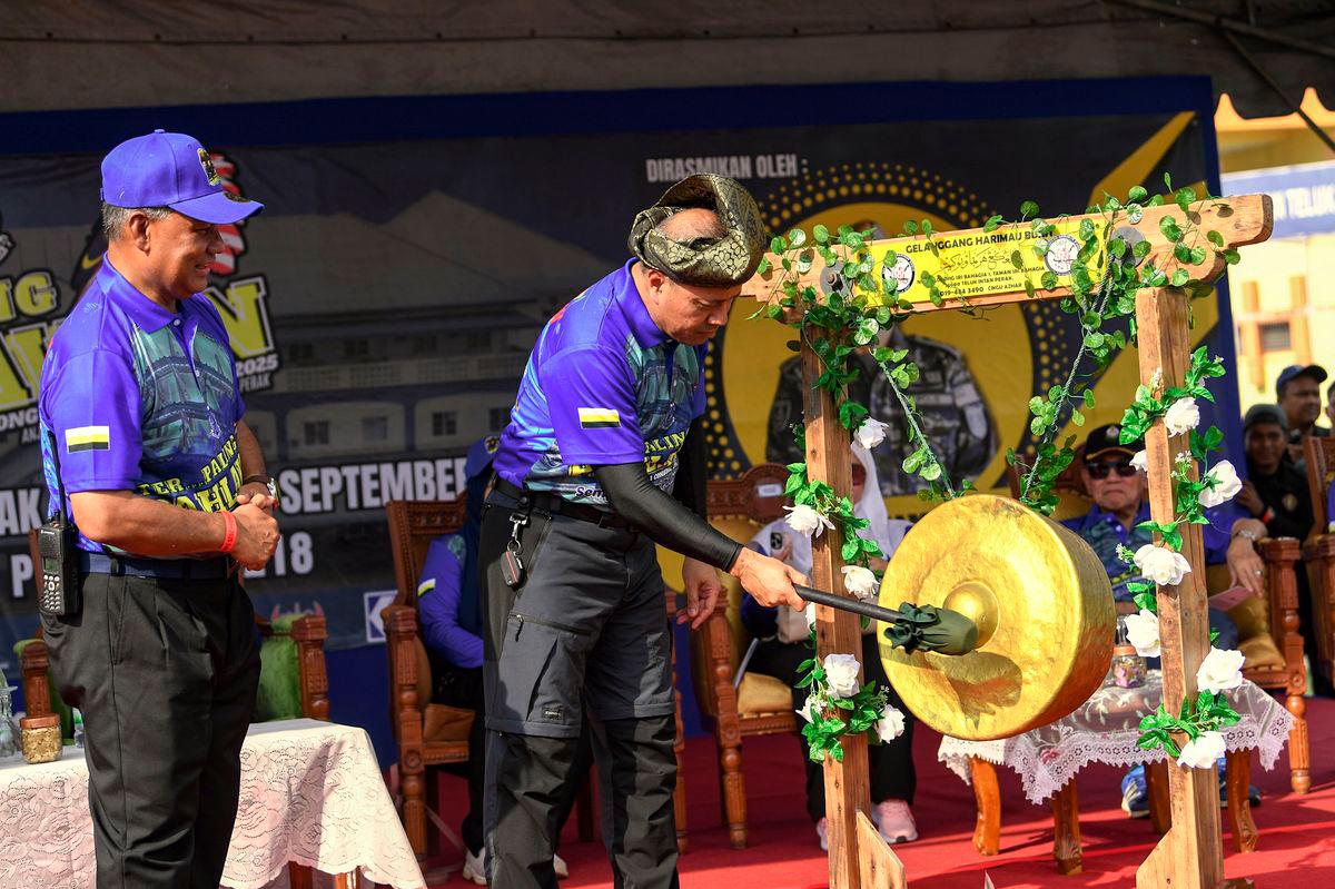 Ketua Polis Perak Datuk Noor Hisam Nordin (kanan) memukul gong tanda simbolik ketika hadir pada perasmian Program Ter...Paling Pahlawan Challenge 2025 di Padang Speedy hari ini. Turut bersama Ketua Polis Daerah Hilir Perak ACP Dr Bakri Zainal Abidin (kiri) - fotoBERNAMA
