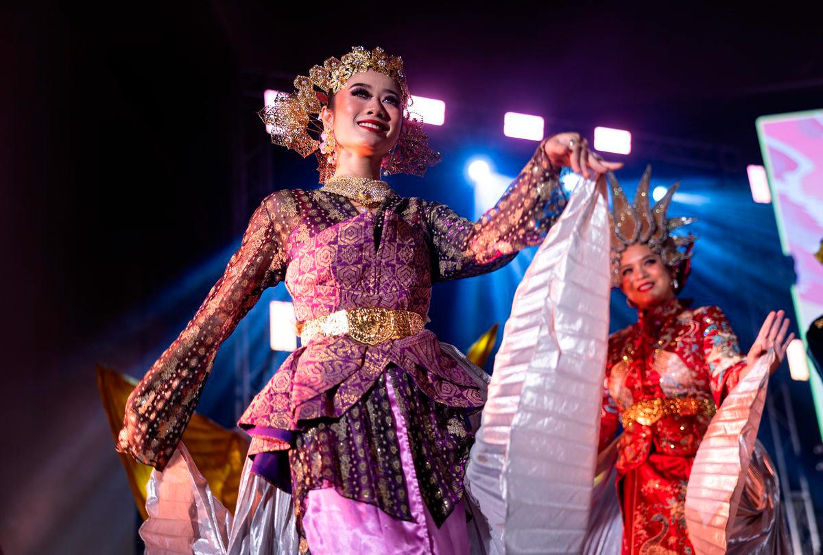 Penari mempersembahkan tarian kesenian pada Pesta Budaya Nusantara @ Ipoh 2025 di Dewan Bandaran Ipoh malam ini - BERNAMA