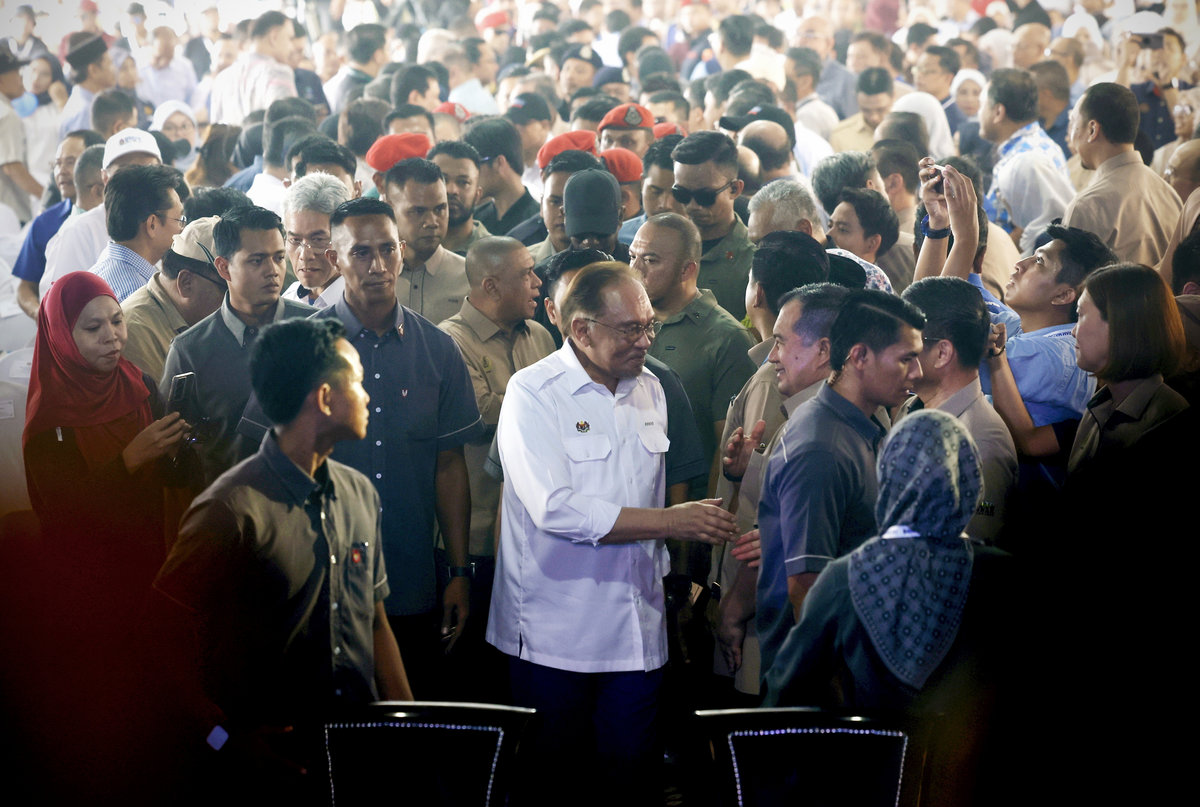 Prime Minister, Datuk Seri Anwar Ibrahim (center) attended the closing ceremony of the 2025 Perak MADANI Rakyat Program (PMR) at Lumut Waterfront here today.