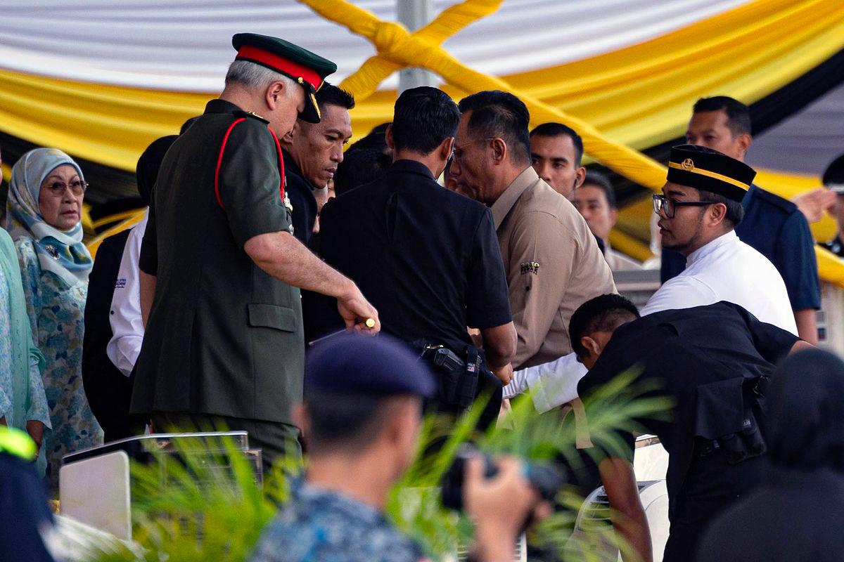 Situasi cemas semasa seorang wanita cuba menyerang Sultan Perak Sultan Nazrin Shah di atas pentas utama ketika sambutan rasmi Hari Kebangsaan Peringkat Negeri Perak hari ini- fotoBERNAMA