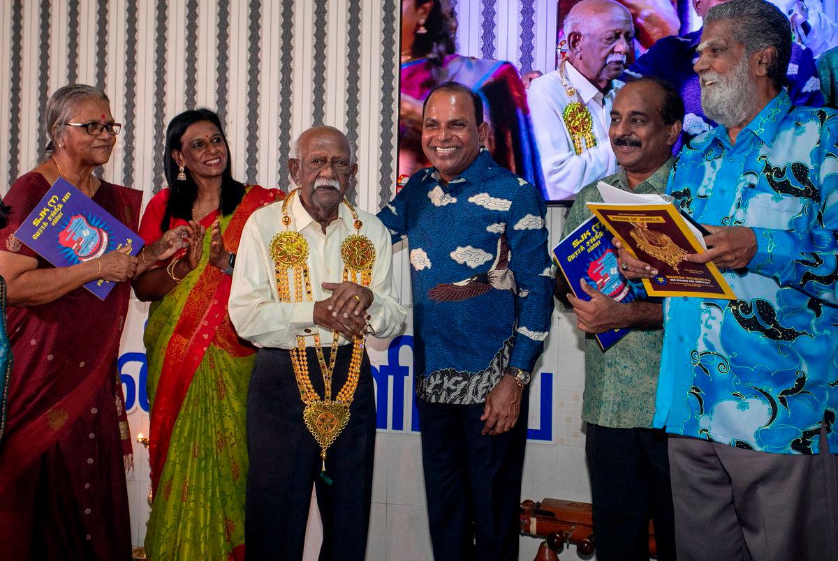 Timbalan Presiden MIC Tan Sri M Ramasamy (empat,kiri) beramah mesra bersama Bekas Guru Besar Sekolah Jenis Kebangsaan Tamil (SJKT) Perak Sangeetha Sabah J.R. Nadaraja (tiga,kiri) pada Majlis perjumpaan semula (reunion) bekas pelajar dan guru SJKT Perak Sangeetha Sabah semalam - BERNAMA