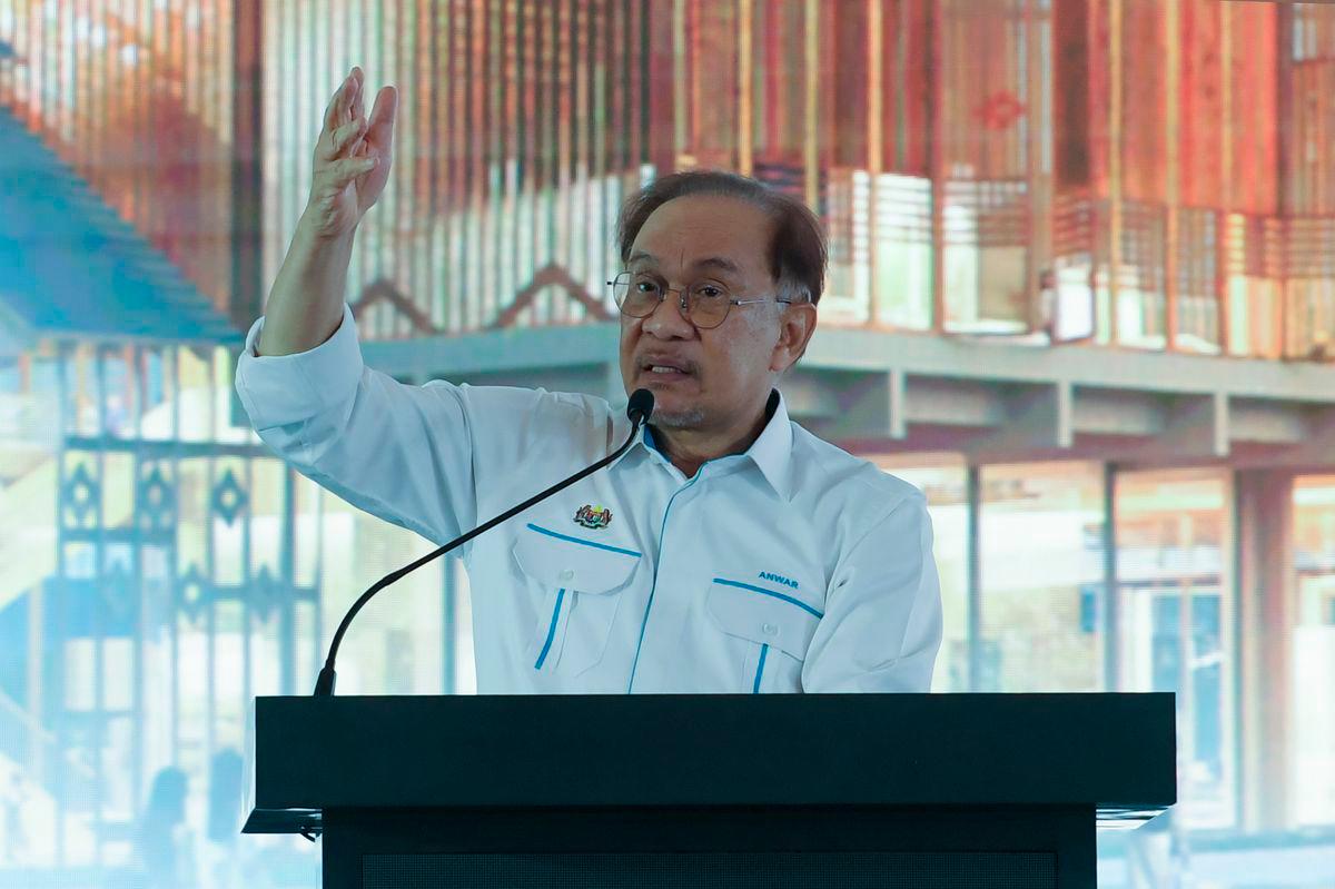 Perdana Menteri Datuk Seri Anwar Ibrahim berucap pada Majlis Pecah Tanah Pembangunan Ipoh Sentral bagi menyempurnakan majlis itu di Perkarangan Stesen Keretapi Ipoh di sini hari ini - fotoBERNAMA