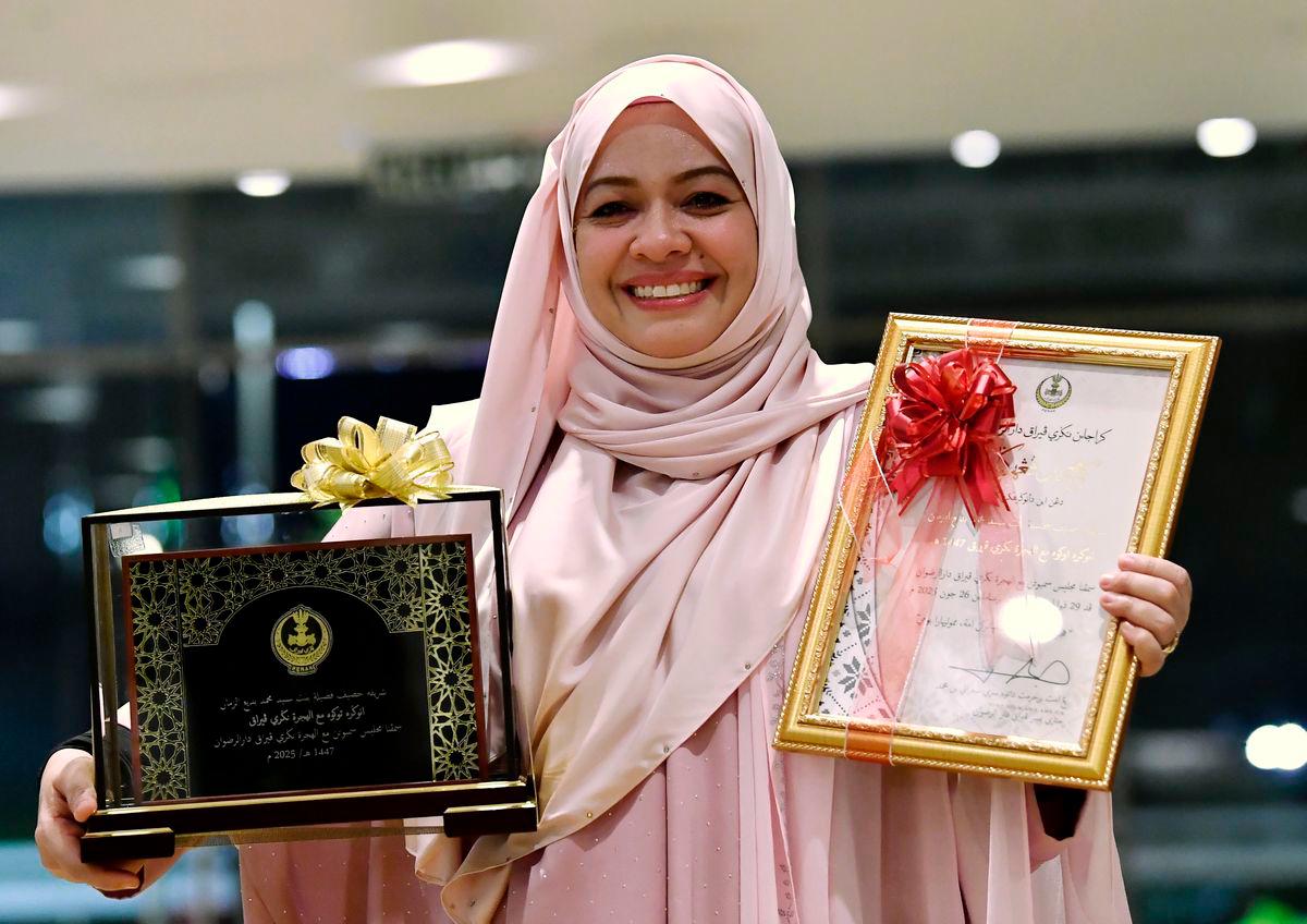 Tokoh Maal Hijrah 1447H Personaliti agama Sharifah Khasif Fadzillah Syed Badiuzzaman bergambar bersama Anugerah yang diterima selepas Majlis Sambutan Maal Hijrah 1447H Peringkat Negeri Perak di Dewan Convention Casuarina, Meru hari ini - BERNAMA