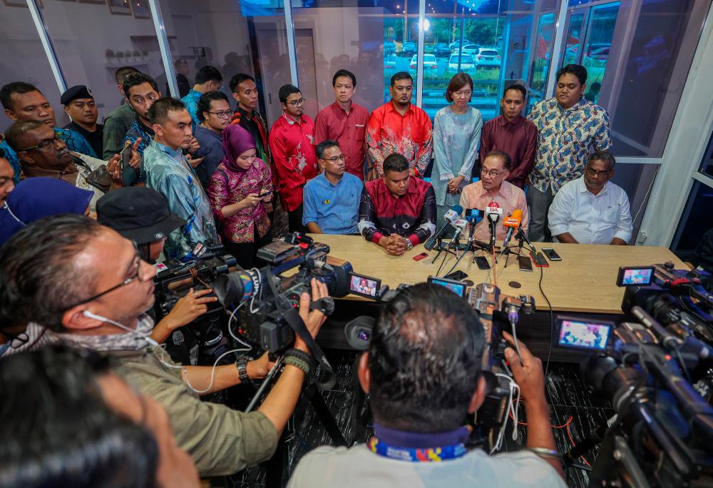IPOH, 29 Jan -- Prime Minister Datuk Seri Anwar Ibrahim answered questions from Media Practitioners at a press conference after inaugurating the Tambun Parliamentary People’s Service Centre, in Meru today. BERNAMAPIX