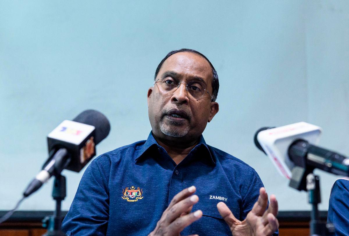 Menteri Pengajian Tinggi Datuk Seri Dr Zambry Abdul Kadir menjawab pertanyaan media selepas hadir meninjau perkembangan kemalangan maut melibatkan penuntut Universiti Pendidikan Sultan Idris (UPSI) di Gerik pagi tadi di bilik persidangan Hospital Raja Permaisuri Bainun hari ini.