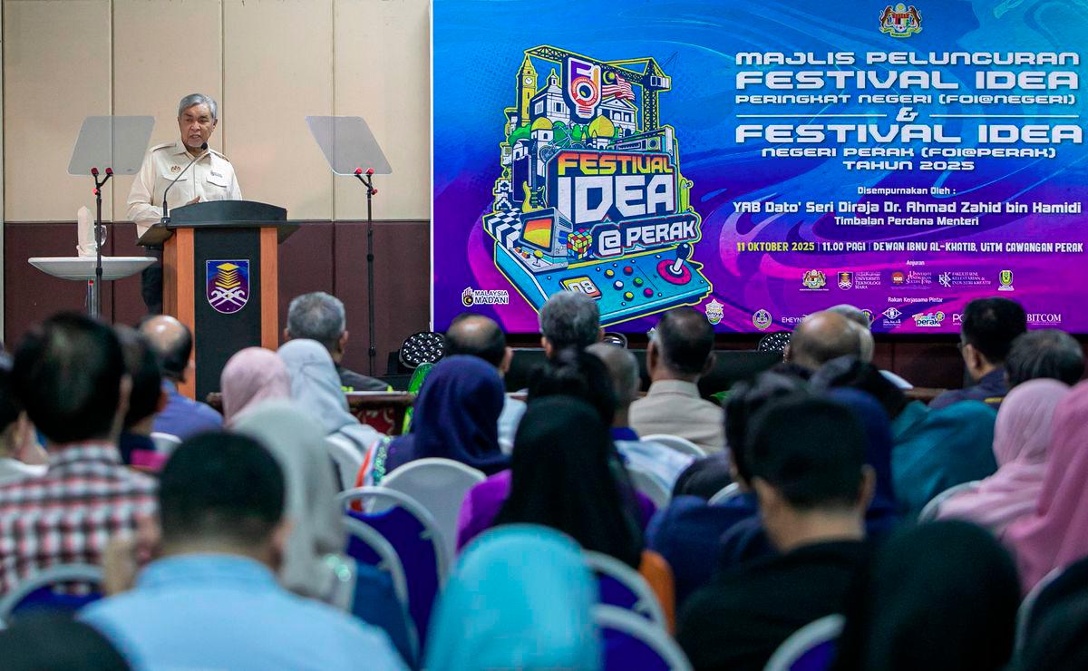 Timbalan Perdana Menteri Datuk Seri Dr Ahmad Zahid Hamidi (empat,kiri) berucap pada Majlis Peluncuran Festival Idea Peringkat Negeri (FOI @ NEGERI) dan Festival Idea Negeri Perak (FOI@PERAK) TAHUN 2025 di Universiti Teknologi Mara (UiTM) Cawangan Perak Kampus Seri Iskandar di sini hari ini. - BERNAMA