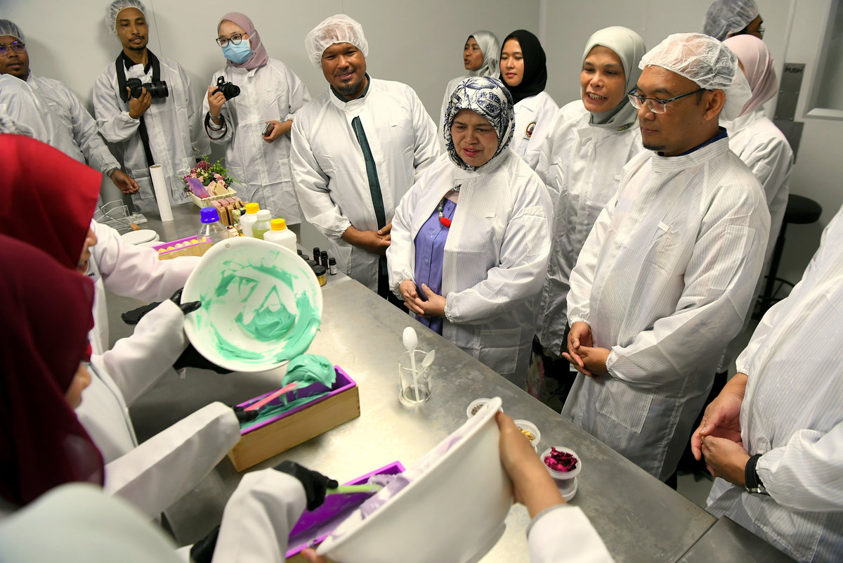 Deputy Minister of Rural and Regional Development, Datuk Rubiah Wang (second from right), observes the soap-making process during a visit to a factory at the Launch Ceremony of the TVET@KKDW 2025 Green Practices initiative at the MARA Higher Skills College today. – BERNAMA