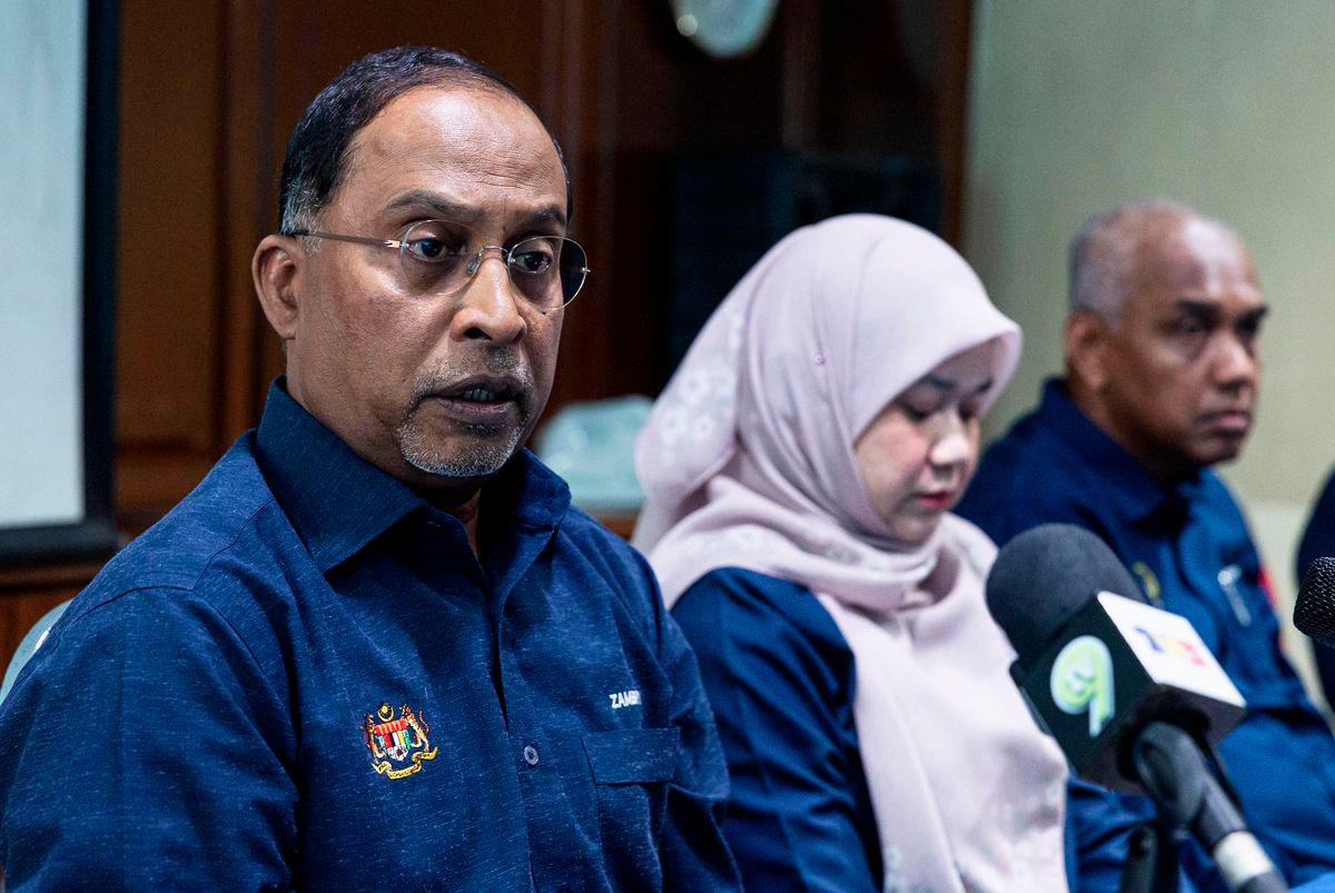 Menteri Pengajian Tinggi Datuk Seri Dr Zambry Abdul Kadir menjawab pertanyaan media selepas hadir meninjau perkembangan kemalangan maut melibatkan penuntut Universiti Pendidikan Sultan Idris (UPSI) di Gerik pagi tadi di bilik persidangan Hospital Raja Permaisuri Bainun hari ini.