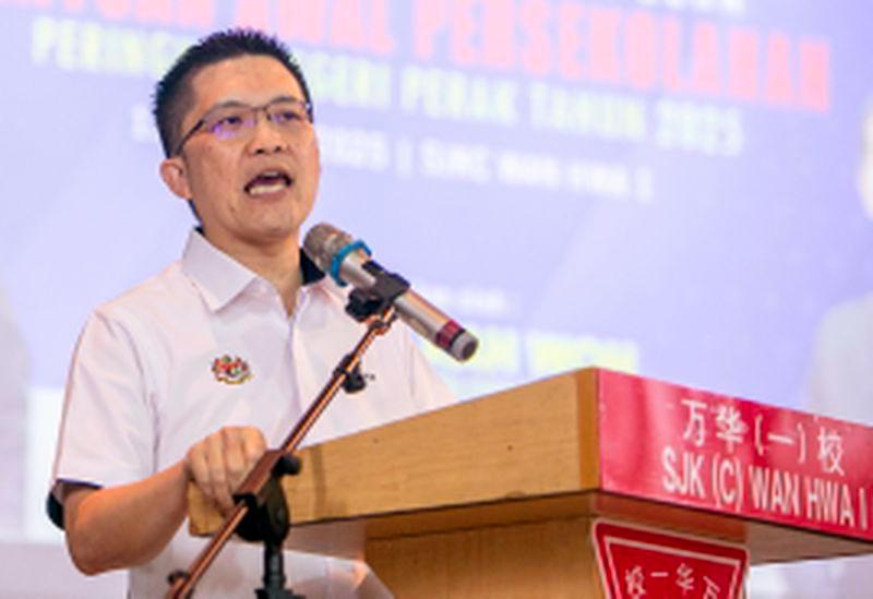 Timbalan Menteri Pendidikan Wong Kah Woh berucap pada Majlis Penyerahan Cek Cura Bantuan Awal Persekolahan Peringkat Negeri Perak 2025 di Sekolah Jenis Kebangsaan (Cina) Wan Hwa 1 hari ini. - fotoBERNAMA