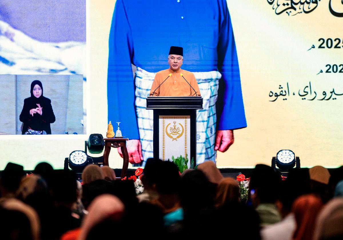 Sultan Perak Sultan Nazrin Shah berkenan menyampaikan titah baginda ketika berangkat pada sambutan Maulidur Rasul 1447H/2025M peringkat negeri Perak di sebuah hotel semalam. - BERNAMA