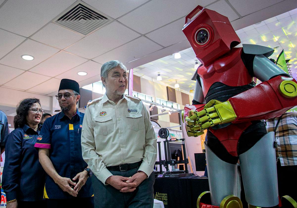 Timbalan Perdana Menteri Datuk Seri Dr Ahmad Zahid Hamidi melawat reruai pameran pada Majlis Peluncuran Festival Idea Peringkat Negeri (FOI @ NEGERI) dan Festival Idea Negeri Perak (FOI@PERAK) TAHUN 2025 di Universiti Teknologi Mara (UiTM) Cawangan Perak Kampus Seri Iskandar di sini hari ini. - BERNAMA